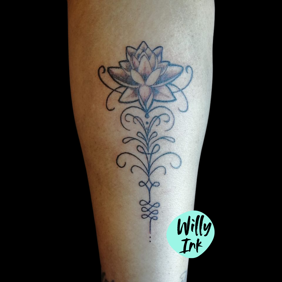 tatouage graphique fleure lotus lyon